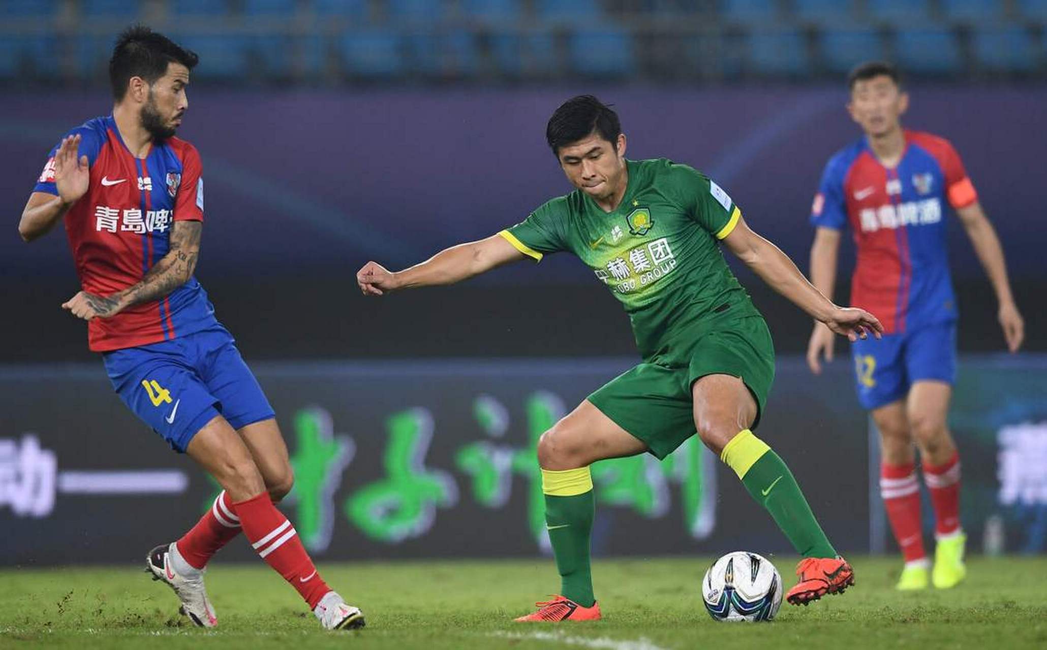 关于青岛黄海击败对手，赢得关键胜利的信息