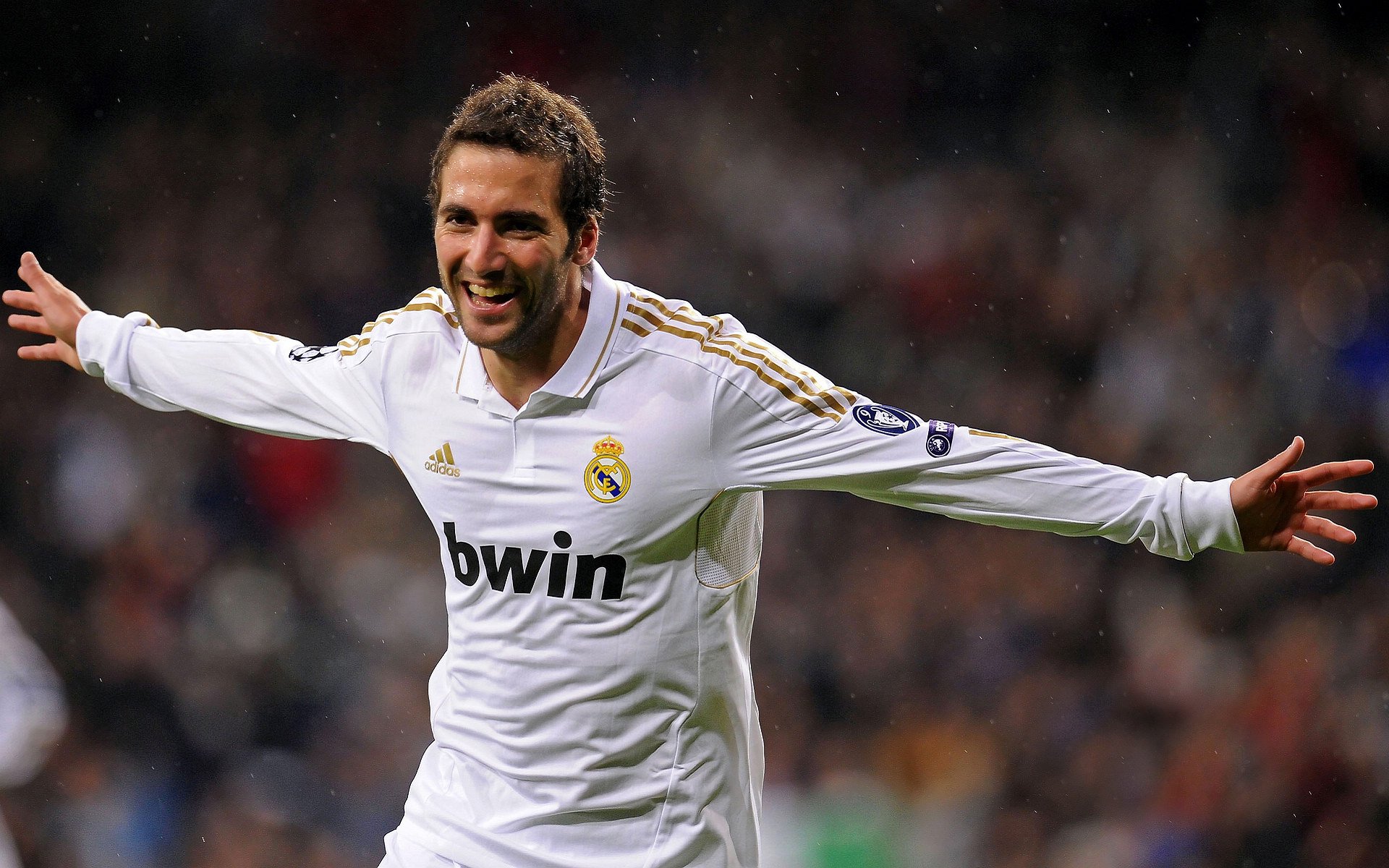 赛道烽烟，塞恩斯点燃赛场，红牛鏖战索伯的战术博弈